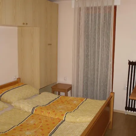 Pr Ambruzarju & Konukevi 3*
